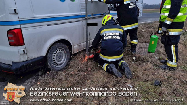 20210208 Sattelzug uebersieht beim Abbiegen Kleintransporter Foto: © Freiwillige Feuerwehr Guenselsdorf 20210208 Sattelzug uebersieht beim Abbiegen Kleintransporter Foto: © Freiwillige Feuerwehr Guenselsdorf