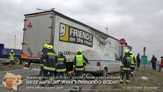 20210208 Sattelzug uebersieht beim Abbiegen Kleintransporter  Foto: © Stefan Schneider