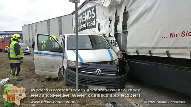 20210208 Sattelzug uebersieht beim Abbiegen Kleintransporter  Foto: © Stefan Schneider