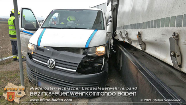 20210208 Sattelzug uebersieht beim Abbiegen Kleintransporter  Foto: © Stefan Schneider