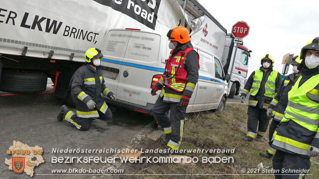 20210208 Sattelzug uebersieht beim Abbiegen Kleintransporter  Foto: © Stefan Schneider