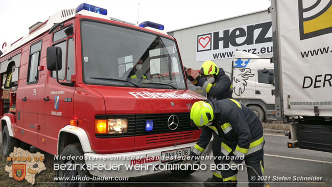 20210208 Sattelzug uebersieht beim Abbiegen Kleintransporter  Foto: © Stefan Schneider