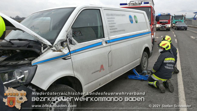 20210208 Sattelzug uebersieht beim Abbiegen Kleintransporter  Foto: © Stefan Schneider