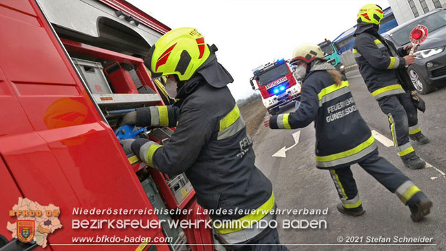 20210208 Sattelzug uebersieht beim Abbiegen Kleintransporter  Foto: © Stefan Schneider