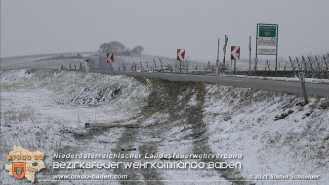 20210210 Verkehrsunfall auf der Weinbergstraße Richtung Gumpoldskirchen  Foto: © Stefan Schneider