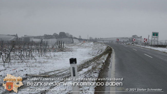 20210210 Verkehrsunfall auf der Weinbergstraße Richtung Gumpoldskirchen  Foto: © Stefan Schneider