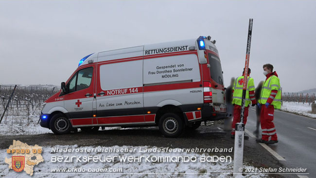 20210210 Verkehrsunfall auf der Weinbergstraße Richtung Gumpoldskirchen  Foto: © Stefan Schneider