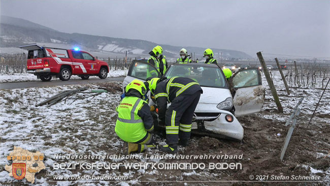 20210210 Verkehrsunfall auf der Weinbergstraße Richtung Gumpoldskirchen  Foto: © Stefan Schneider