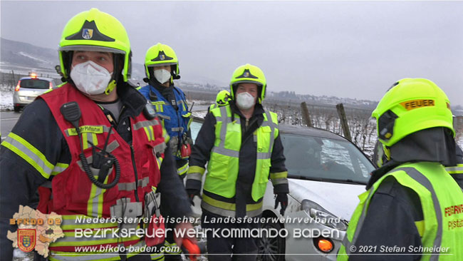 20210210 Verkehrsunfall auf der Weinbergstraße Richtung Gumpoldskirchen  Foto: © Stefan Schneider