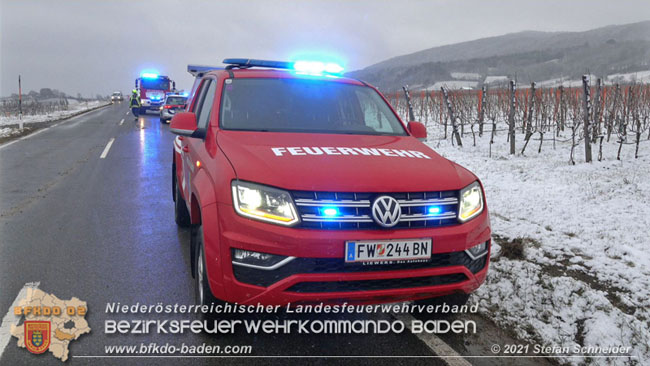 20210210 Verkehrsunfall auf der Weinbergstraße Richtung Gumpoldskirchen  Foto: © Stefan Schneider