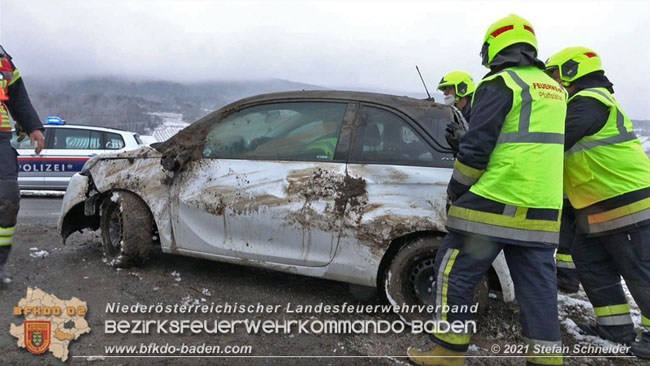 20210210 Verkehrsunfall auf der Weinbergstraße Richtung Gumpoldskirchen  Foto: © Stefan Schneider