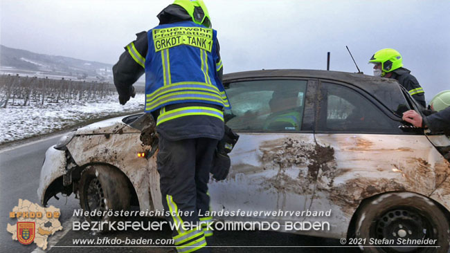 20210210 Verkehrsunfall auf der Weinbergstraße Richtung Gumpoldskirchen  Foto: © Stefan Schneider