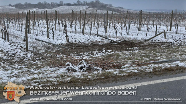 20210210 Verkehrsunfall auf der Weinbergstraße Richtung Gumpoldskirchen  Foto: © Stefan Schneider