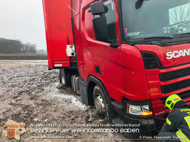 20210210 Lkw Bergung auf der L156 Trumau > Traiskirchen  Foto: © Freiwillige Feuerwehr Trumau