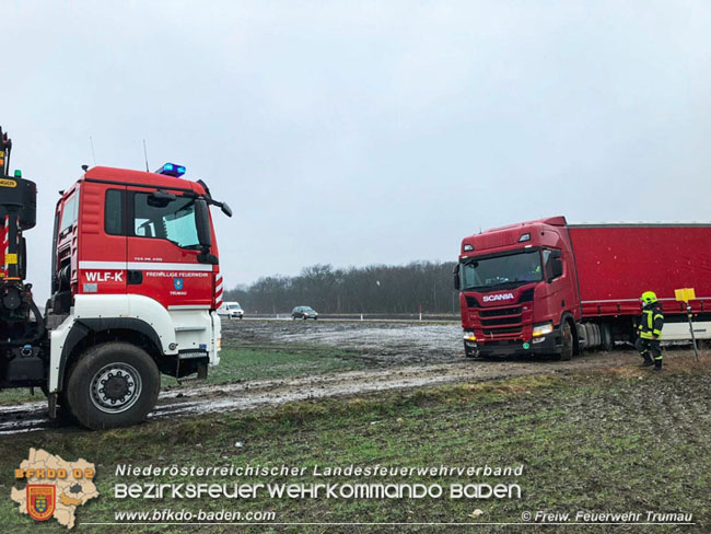 20210210 Lkw Bergung auf der L156 Trumau > Traiskirchen  Foto: © Freiwillige Feuerwehr Trumau