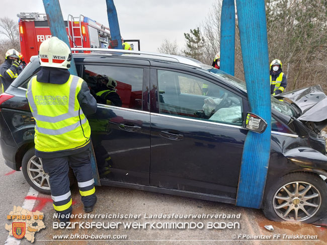 20210219 Verkehrsunfall auf der Umfahrung Oeynhausen   Foto: © Franz Pölleritzer FF Traiskirchen-Stadt 