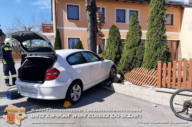 20210405 Verkehrsunfall am Ostermontag im Siegenfelder Ortsgebiet  Foto: © Freiwillige Feuerwehr Siegenfeld