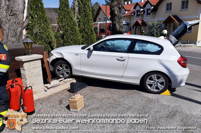 20210405 Verkehrsunfall am Ostermontag im Siegenfelder Ortsgebiet  Foto: © Freiwillige Feuerwehr Siegenfeld