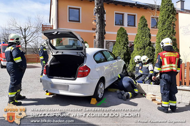 20210405 Verkehrsunfall am Ostermontag im Siegenfelder Ortsgebiet  Foto: © Freiwillige Feuerwehr Siegenfeld