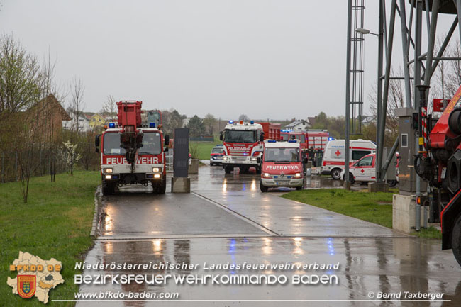 20210413 Lkw stuerzt beim Entladen in Grube - herausfordernde Bergung in Tribuswinkel Foto: © Bernd Taxberger 20210413 Lkw stuerzt beim Entladen in Grube - herausfordernde Bergung in Tribuswinkel Foto: © Bernd Taxberger