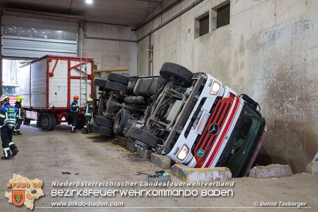 20210413 Lkw stuerzt beim Entladen in Grube - herausfordernde Bergung in Tribuswinkel Foto: © Bernd Taxberger 20210413 Lkw stuerzt beim Entladen in Grube - herausfordernde Bergung in Tribuswinkel Foto: © Bernd Taxberger