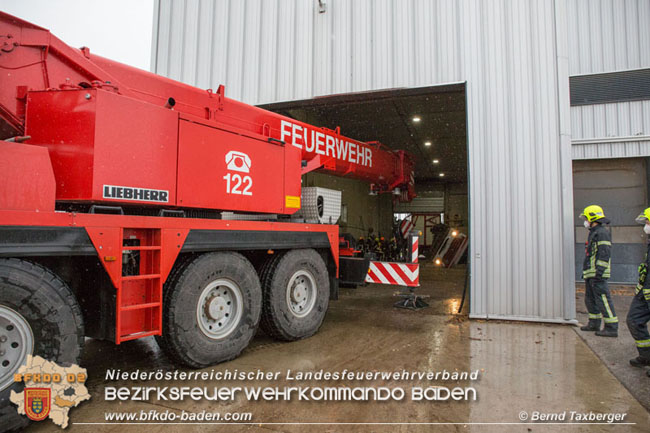 20210413 Lkw stuerzt beim Entladen in Grube - herausfordernde Bergung in Tribuswinkel Foto: © Bernd Taxberger 20210413 Lkw stuerzt beim Entladen in Grube - herausfordernde Bergung in Tribuswinkel Foto: © Bernd Taxberger