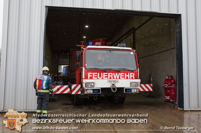 20210413 Lkw stuerzt beim Entladen in Grube - herausfordernde Bergung in Tribuswinkel Foto: © Bernd Taxberger 20210413 Lkw stuerzt beim Entladen in Grube - herausfordernde Bergung in Tribuswinkel Foto: © Bernd Taxberger