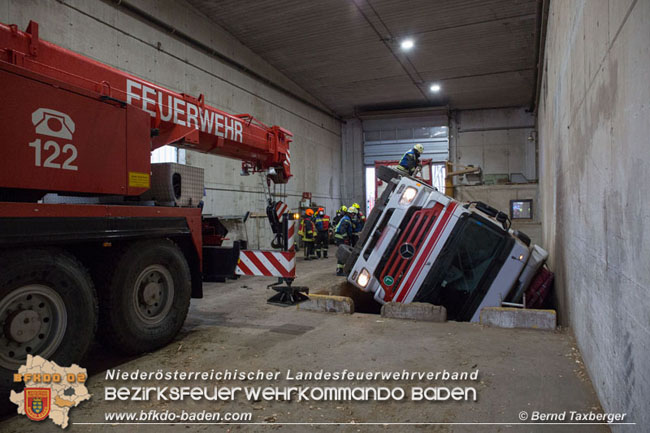 20210413 Lkw stuerzt beim Entladen in Grube - herausfordernde Bergung in Tribuswinkel Foto: © Bernd Taxberger 20210413 Lkw stuerzt beim Entladen in Grube - herausfordernde Bergung in Tribuswinkel Foto: © Bernd Taxberger