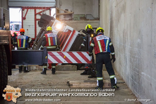 20210413 Lkw stuerzt beim Entladen in Grube - herausfordernde Bergung in Tribuswinkel Foto: © Bernd Taxberger 20210413 Lkw stuerzt beim Entladen in Grube - herausfordernde Bergung in Tribuswinkel Foto: © Bernd Taxberger