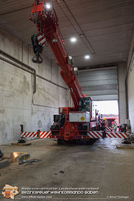 20210413 Lkw stuerzt beim Entladen in Grube - herausfordernde Bergung in Tribuswinkel Foto: © Bernd Taxberger 20210413 Lkw stuerzt beim Entladen in Grube - herausfordernde Bergung in Tribuswinkel Foto: © Bernd Taxberger