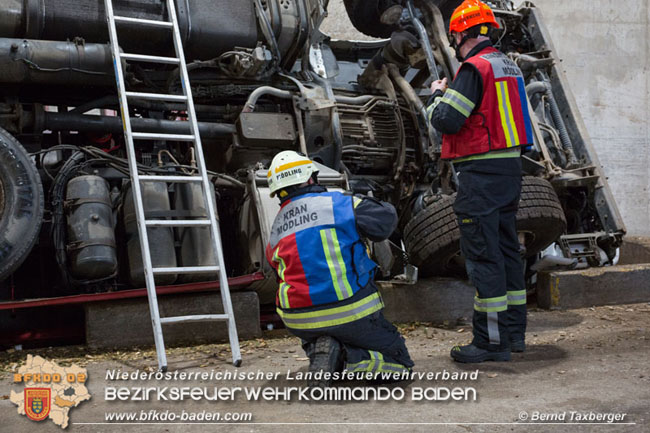20210413 Lkw stuerzt beim Entladen in Grube - herausfordernde Bergung in Tribuswinkel Foto: © Bernd Taxberger 20210413 Lkw stuerzt beim Entladen in Grube - herausfordernde Bergung in Tribuswinkel Foto: © Bernd Taxberger