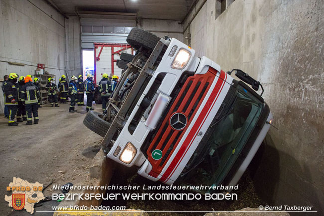 20210413 Lkw stuerzt beim Entladen in Grube - herausfordernde Bergung in Tribuswinkel Foto: © Bernd Taxberger 20210413 Lkw stuerzt beim Entladen in Grube - herausfordernde Bergung in Tribuswinkel Foto: © Bernd Taxberger