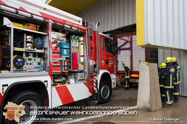 20210413 Lkw stuerzt beim Entladen in Grube - herausfordernde Bergung in Tribuswinkel Foto: © Bernd Taxberger 20210413 Lkw stuerzt beim Entladen in Grube - herausfordernde Bergung in Tribuswinkel Foto: © Bernd Taxberger