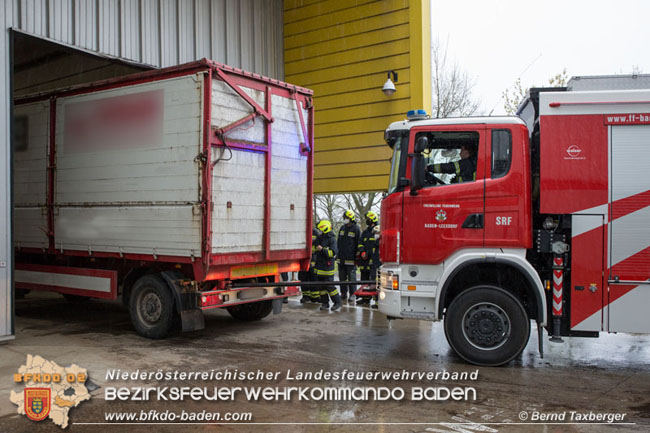 20210413 Lkw stuerzt beim Entladen in Grube - herausfordernde Bergung in Tribuswinkel Foto: © Bernd Taxberger 20210413 Lkw stuerzt beim Entladen in Grube - herausfordernde Bergung in Tribuswinkel Foto: © Bernd Taxberger