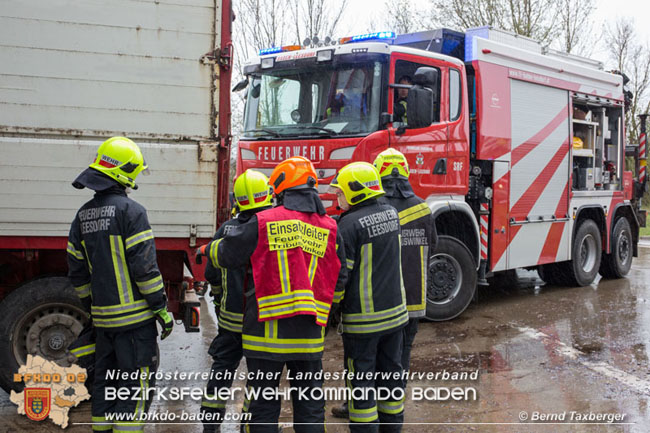 20210413 Lkw stuerzt beim Entladen in Grube - herausfordernde Bergung in Tribuswinkel Foto: © Bernd Taxberger 20210413 Lkw stuerzt beim Entladen in Grube - herausfordernde Bergung in Tribuswinkel Foto: © Bernd Taxberger