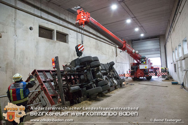 20210413 Lkw stuerzt beim Entladen in Grube - herausfordernde Bergung in Tribuswinkel Foto: © Bernd Taxberger 20210413 Lkw stuerzt beim Entladen in Grube - herausfordernde Bergung in Tribuswinkel Foto: © Bernd Taxberger