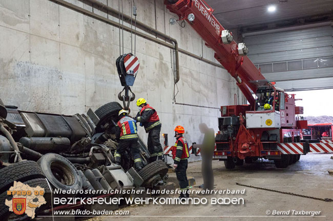 20210413 Lkw stuerzt beim Entladen in Grube - herausfordernde Bergung in Tribuswinkel Foto: © Bernd Taxberger 20210413 Lkw stuerzt beim Entladen in Grube - herausfordernde Bergung in Tribuswinkel Foto: © Bernd Taxberger