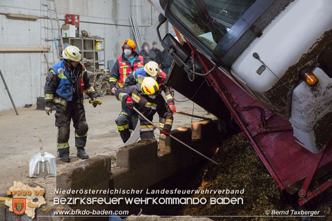 20210413 Lkw stuerzt beim Entladen in Grube - herausfordernde Bergung in Tribuswinkel Foto: © Bernd Taxberger 20210413 Lkw stuerzt beim Entladen in Grube - herausfordernde Bergung in Tribuswinkel Foto: © Bernd Taxberger