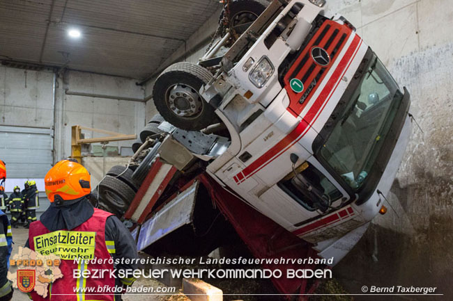 20210413 Lkw stuerzt beim Entladen in Grube - herausfordernde Bergung in Tribuswinkel Foto: © Bernd Taxberger 20210413 Lkw stuerzt beim Entladen in Grube - herausfordernde Bergung in Tribuswinkel Foto: © Bernd Taxberger