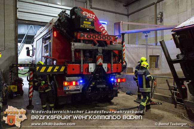 20210413 Lkw stuerzt beim Entladen in Grube - herausfordernde Bergung in Tribuswinkel Foto: © Bernd Taxberger 20210413 Lkw stuerzt beim Entladen in Grube - herausfordernde Bergung in Tribuswinkel Foto: © Bernd Taxberger