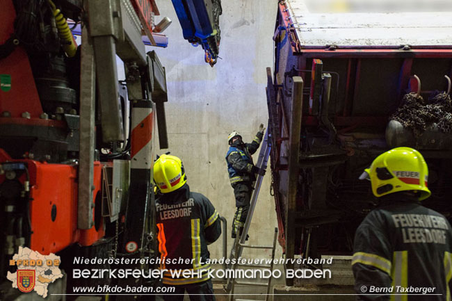20210413 Lkw stuerzt beim Entladen in Grube - herausfordernde Bergung in Tribuswinkel Foto: © Bernd Taxberger 20210413 Lkw stuerzt beim Entladen in Grube - herausfordernde Bergung in Tribuswinkel Foto: © Bernd Taxberger