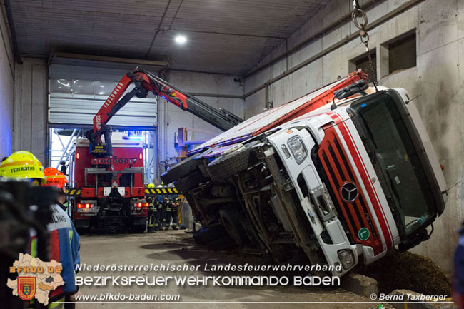 20210413 Lkw stuerzt beim Entladen in Grube - herausfordernde Bergung in Tribuswinkel Foto: © Bernd Taxberger 20210413 Lkw stuerzt beim Entladen in Grube - herausfordernde Bergung in Tribuswinkel Foto: © Bernd Taxberger