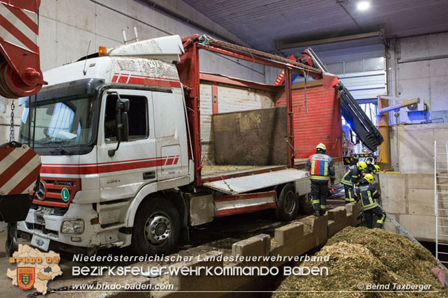 20210413 Lkw stuerzt beim Entladen in Grube - herausfordernde Bergung in Tribuswinkel Foto: © Bernd Taxberger 20210413 Lkw stuerzt beim Entladen in Grube - herausfordernde Bergung in Tribuswinkel Foto: © Bernd Taxberger