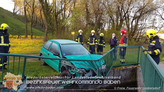 20210424 PKW durchbrach Geländer Foto: © Freiwillige Feuerwehr Leobersdorf / Martin Pock 20210424 PKW durchbrach Geländer Foto: © Freiwillige Feuerwehr Leobersdorf / Martin Pock