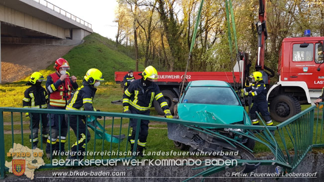 20210424 PKW durchbrach Gelaender Foto: © Freiwillige Feuerwehr Leobersdorf / Martin Pock 20210424 PKW durchbrach Gelaender Foto: © Freiwillige Feuerwehr Leobersdorf / Martin Pock