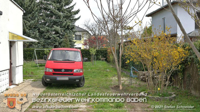 20210426 Rehbock mitten im Pfaffstättner Wohngebiet gerettet  Foto: Stefan Scheider BFKDO Baden