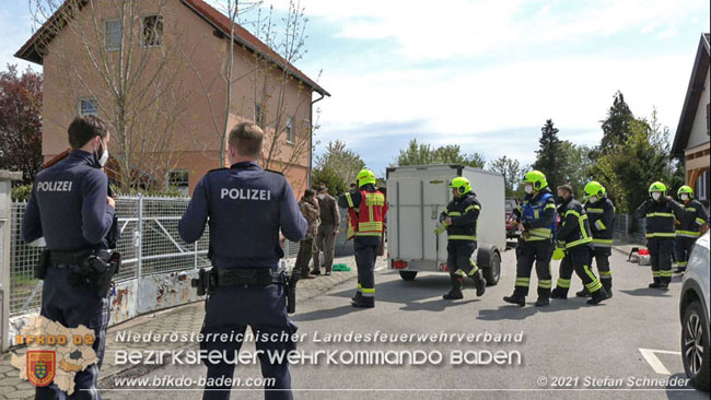 20210426 Rehbock mitten im Pfaffstättner Wohngebiet gerettet  Foto: Stefan Scheider BFKDO Baden