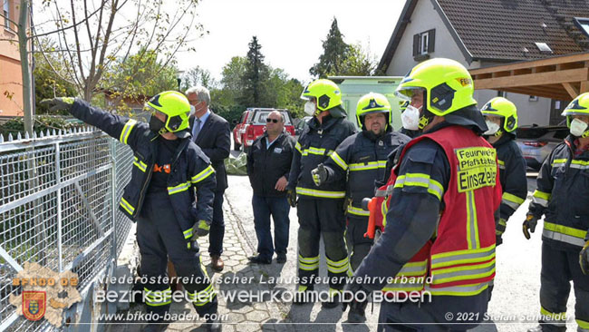 20210426 Rehbock mitten im Pfaffstättner Wohngebiet gerettet  Foto: Stefan Scheider BFKDO Baden