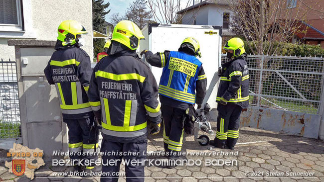 20210426 Rehbock mitten im Pfaffstättner Wohngebiet gerettet  Foto: Stefan Scheider BFKDO Baden