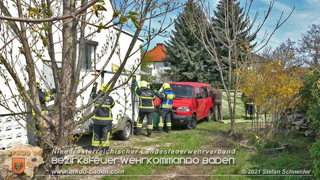 20210426 Rehbock mitten im Pfaffstättner Wohngebiet gerettet  Foto: Stefan Scheider BFKDO Baden